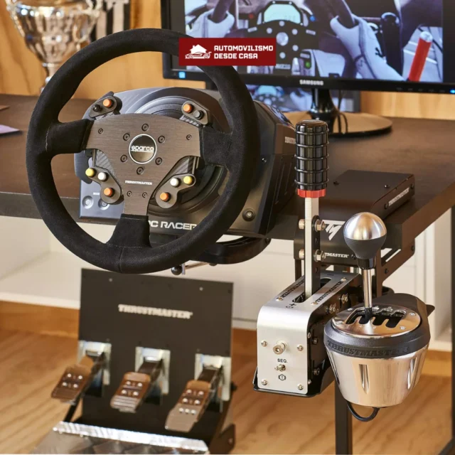 🔧⚡ Fijación profesional para tu setup de simracing  El anclaje para mesa RM Racing de Thrustmaster te permite montar el freno de mano TSS y el cambio de marchas TH8A de forma segura y ajustable, sin necesidad de cabina. Robusto, fácil de instalar y compatible con escritorios de 15 a 50 mm, es la solución perfecta para setups compactos y versátiles.