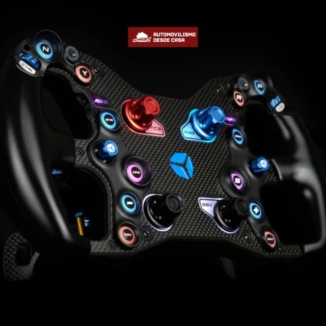 🚦🔥 Tecnología de élite en tus manos: Cube Controls F-PRO  El volante F-PRO destaca por su construcción en fibra de carbono y aluminio, conexión dual USB + Bluetooth, botones RGB personalizables y levas magnéticas de alta precisión. Ergonomía, personalización y respuesta profesional para dominar cualquier simulador de Fórmula, GT o prototipos