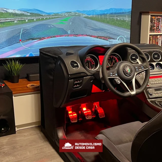 🏁🚦 ¡Así se vive la emoción de las carreras en casa!  Nuestro simulador montado incluye cockpit profesional, volante de última generación y pedales de célula de carga para una experiencia ultra realista.  Siente cada curva y mejora tus tiempos vuelta a vuelta, ¡sin salir de tu salón!