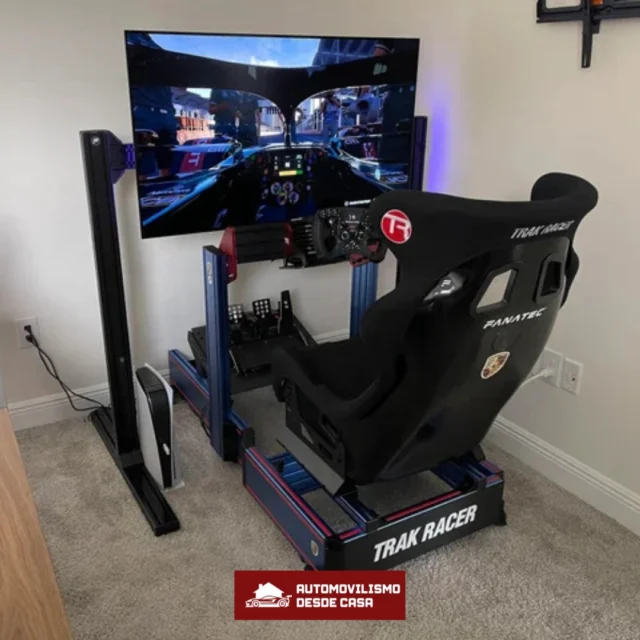 🎮🚗 Experimenta la conducción definitiva en tu PS5  Disfruta de un simulador completo con cockpit profesional, volante con Force Feedback, pedales metálicos y compatibilidad total con PlayStation 5.  Vive la inmersión total en títulos como Gran Turismo o F1, con instalación plug & play y ajustes personalizados para sentir cada curva como en la pista real.