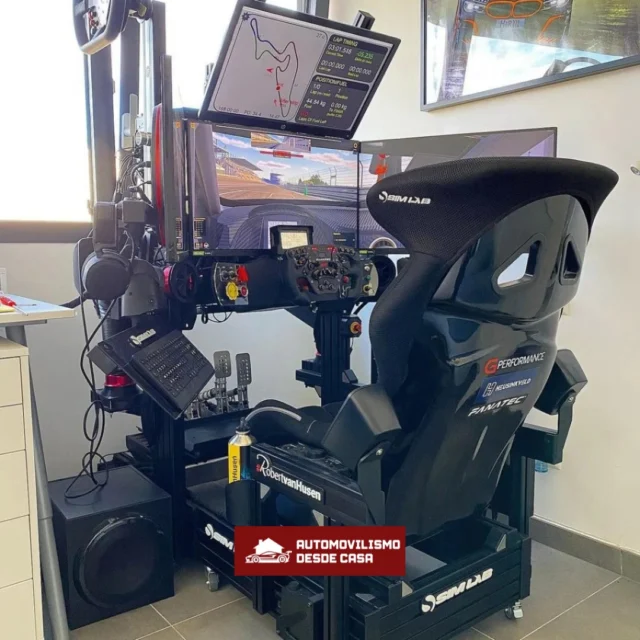 🏆🚗 Así luce un setup profesional instalado en casa  Cockpit de alta gama, controles premium y personalización a tu medida para sentir cada curva, acelerón y frenada como en la pista real.  Convierte tu pasión por las carreras en una experiencia inmersiva y compite con la máxima confianza desde tu espacio favorito.